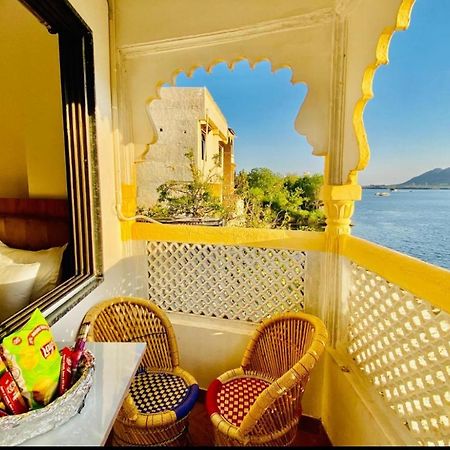 Vallabhgarh A Lake Facing Balcony Udaipur Exterior photo