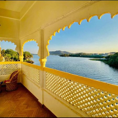 Vallabhgarh A Lake Facing Balcony Udaipur Exterior photo