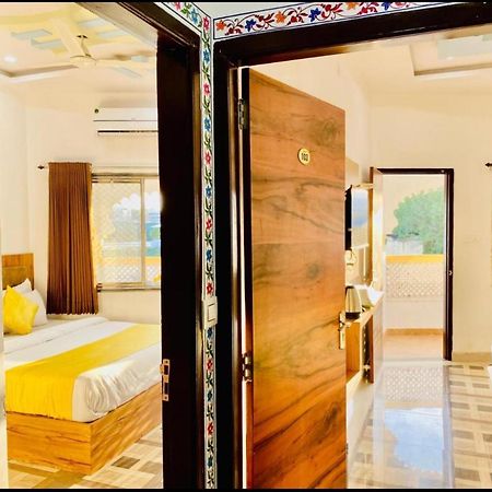 Vallabhgarh A Lake Facing Balcony Udaipur Exterior photo