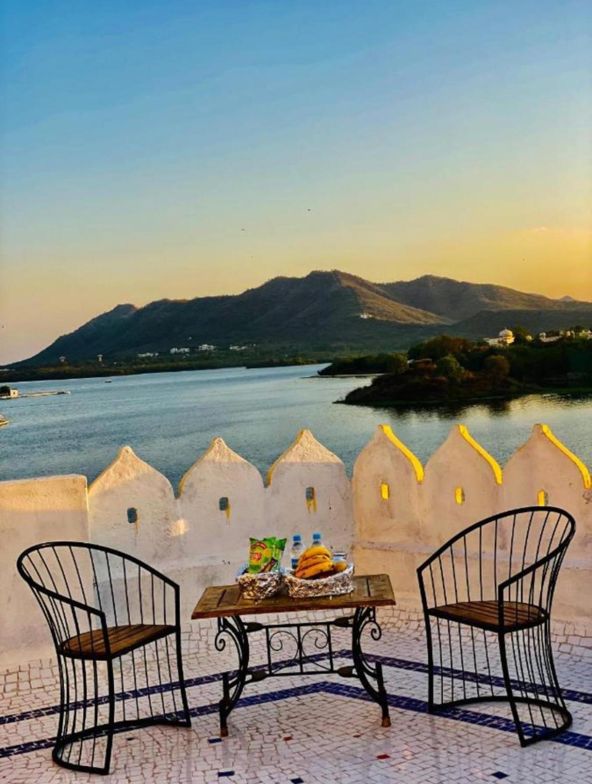 Vallabhgarh A Lake Facing Balcony Udaipur Exterior photo