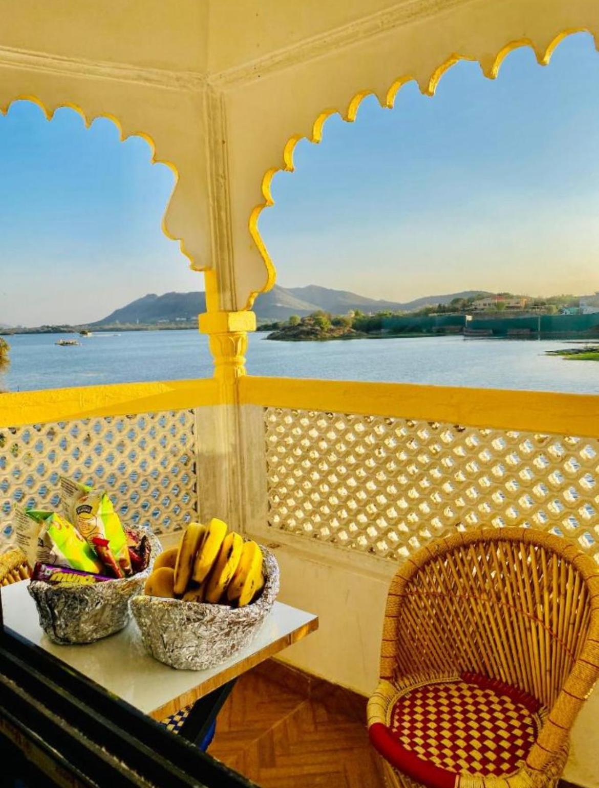 Vallabhgarh A Lake Facing Balcony Udaipur Exterior photo