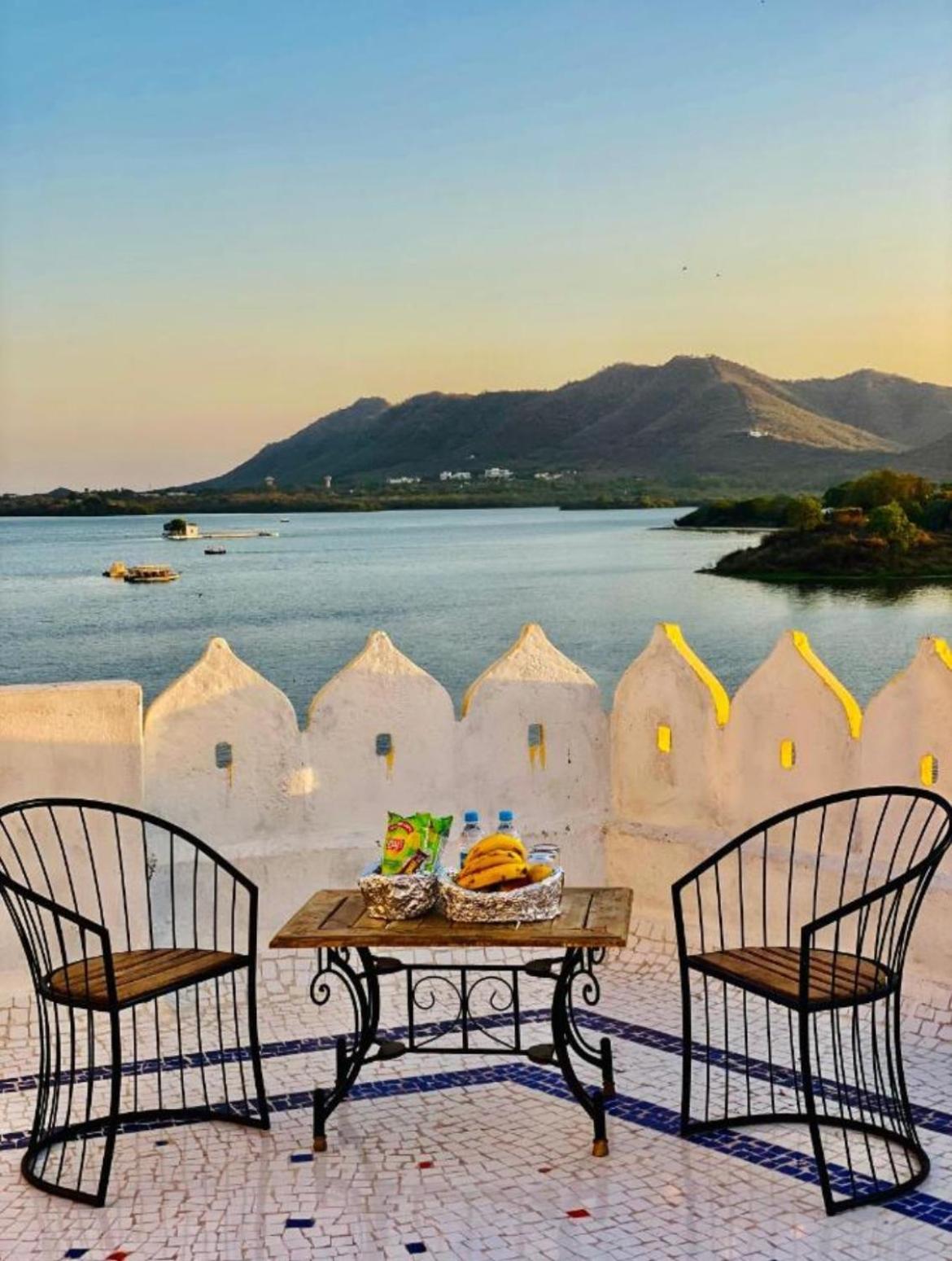 Vallabhgarh A Lake Facing Balcony Udaipur Exterior photo